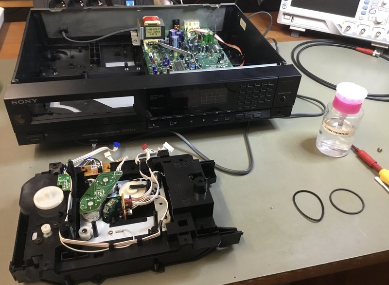 [Bild: Sony-CDP-750-Tausch-Riemen.jpg]