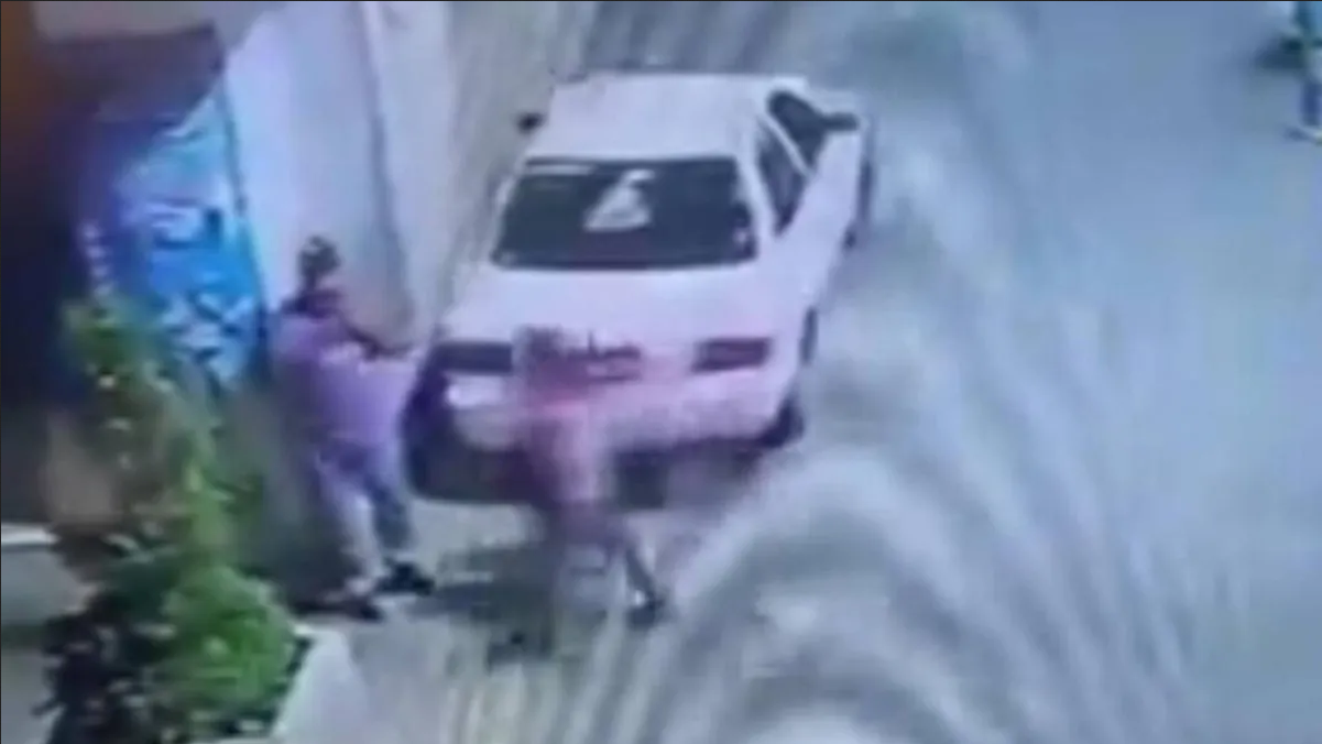 ¿Papás del año? Roban un auto en compañía de su hijo (Video)