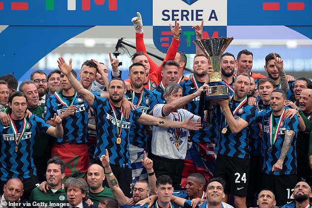 Inter-Milan-FINALLY-receives-the-Serie-A-trophy-for-the