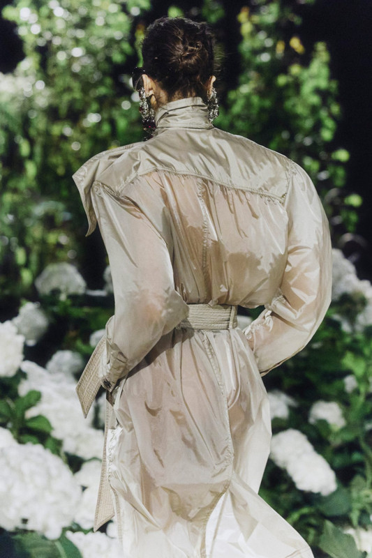 DESKTOP_WOMEN_SUMMER_26_SHOW_04_EDITORIAL_SINGLE_IMAGE2x3