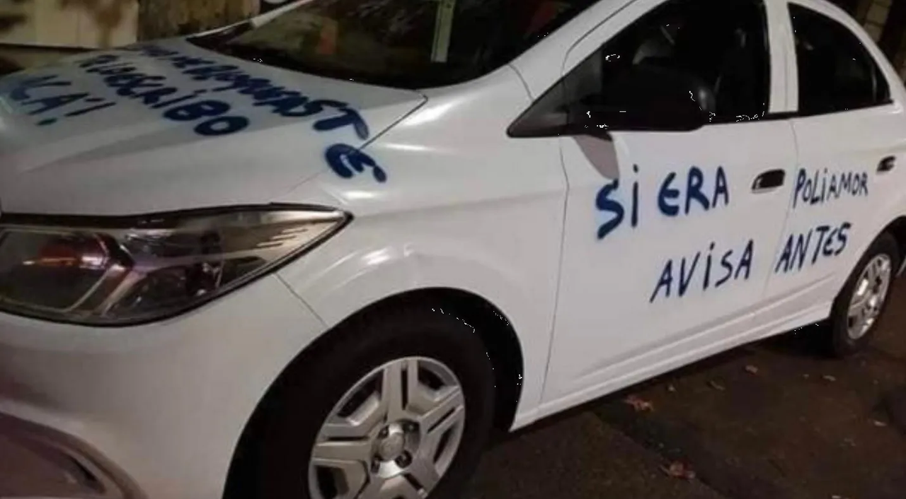 Mujer cacha a novio infiel y se venga pintando su auto con aerosol en SLP