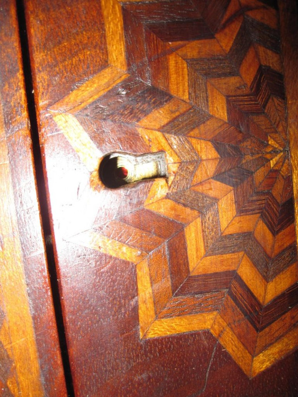 Семья въехала в купленный дом и нашла в чулане потайную дверцу. А за ней… настоящее сокровище!