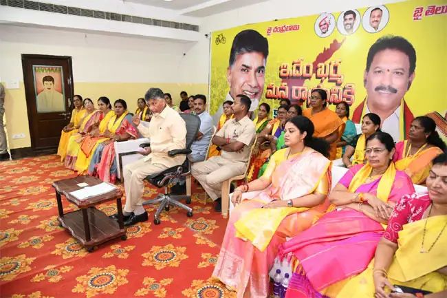 సీఎం జగన్ సభలకు హాజరయ్యేందుకే డ్వాక్రా సంఘాలు:చంద్రబాబు సీఎం జగన్ సభలకు హాజరయ్యేందుకే డ్వాక్రా సంఘాలు:చంద్రబాబు