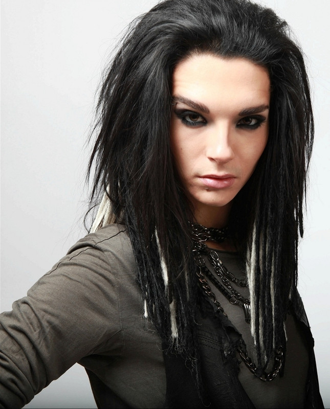 Cabello Café regular y peinado bohemio de Bill Kaulitz  en 2024