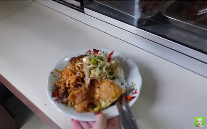 Pada kunjungan pertamanya ke warteg, Sisca Kohl memilih ati ampela dan telur dadar sebagai lauknya. Ia juga melengkapi makanan pilihannya dengan mi dan tumis tauge.