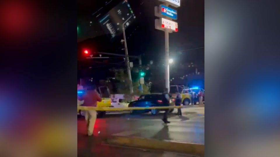 Agresión armada de un auto a otro deja como saldo un muerto y dos lesionados en Monterrey