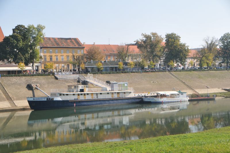 Dizalica na obali Kupe u Sisku Sisak-Biokovo-i-Juran-i-Sofija-422-114