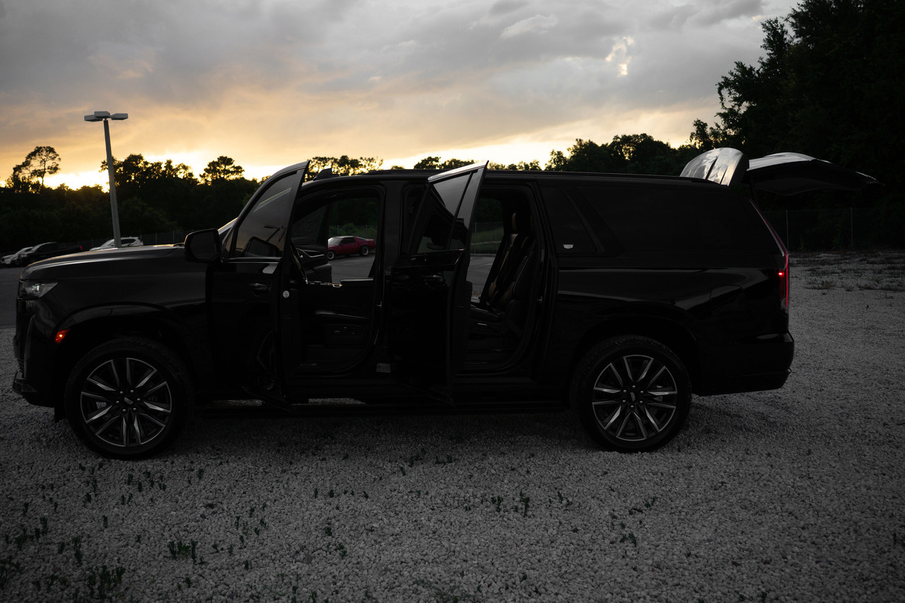 Cadillac Escalade View 3