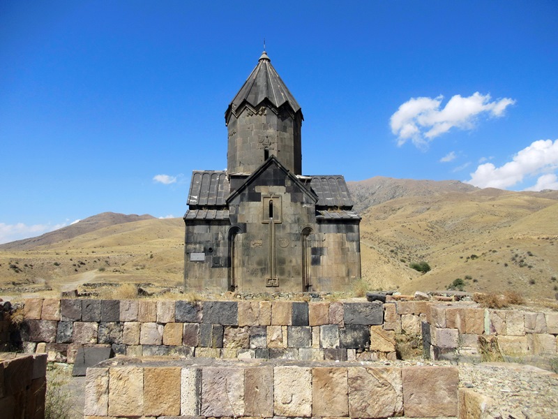 Армения - страна храмов, гор, камней и...