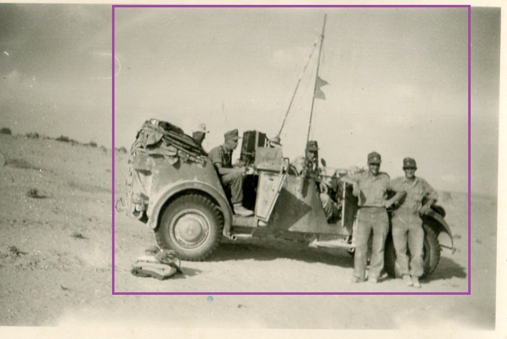 Foto WW II Afrika Soldat Funker am Stabswagen Wü