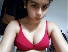 Desi Indian girl flaunts her cute body in this video