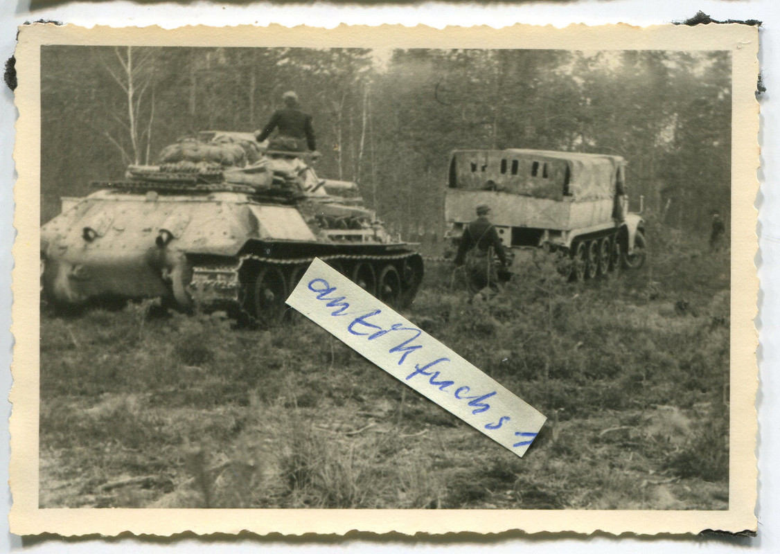 Beute-Panzer aus Rußland u.Halbkette bei Deutscher Panzer-Einhei