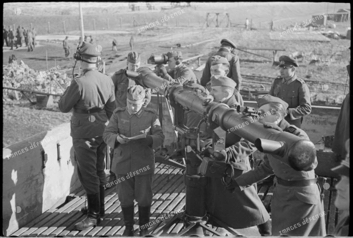 Sur la côte Baltique, un exercice d'une batterie de DCA cotière de 10,5 cm de la Kriegsmarine, guidé