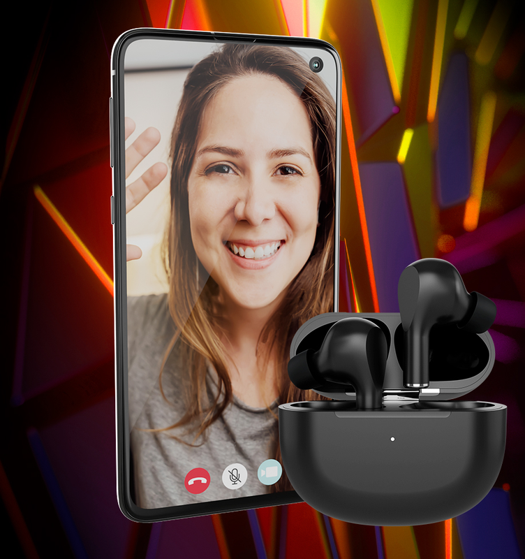 Una persona usando los controles táctiles de los audífonos Klip Xtreme Zoundbuds.