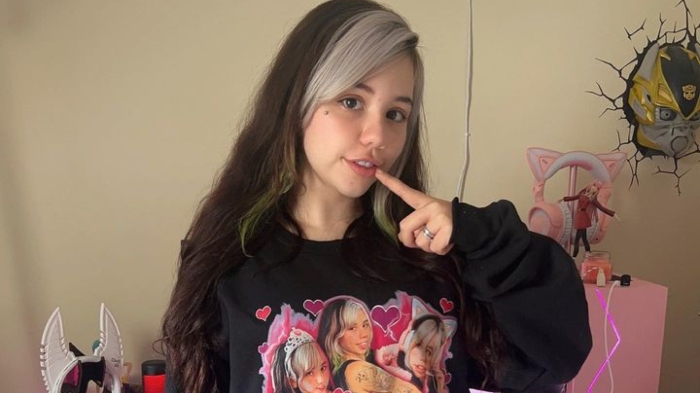 Kine-Chan, model dan cosplayer asal Brazil yang belum lama ini viral karena diblacklist dari penerbangan gara-gara naik pesawat pakai bikini.
