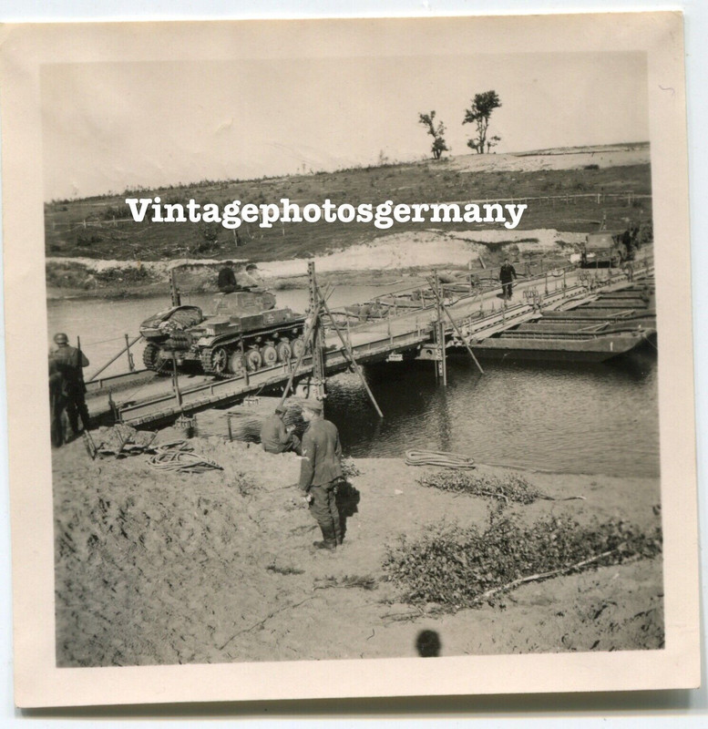 Foto Russland deutscher Panzer II überquert Pionier - Brücke