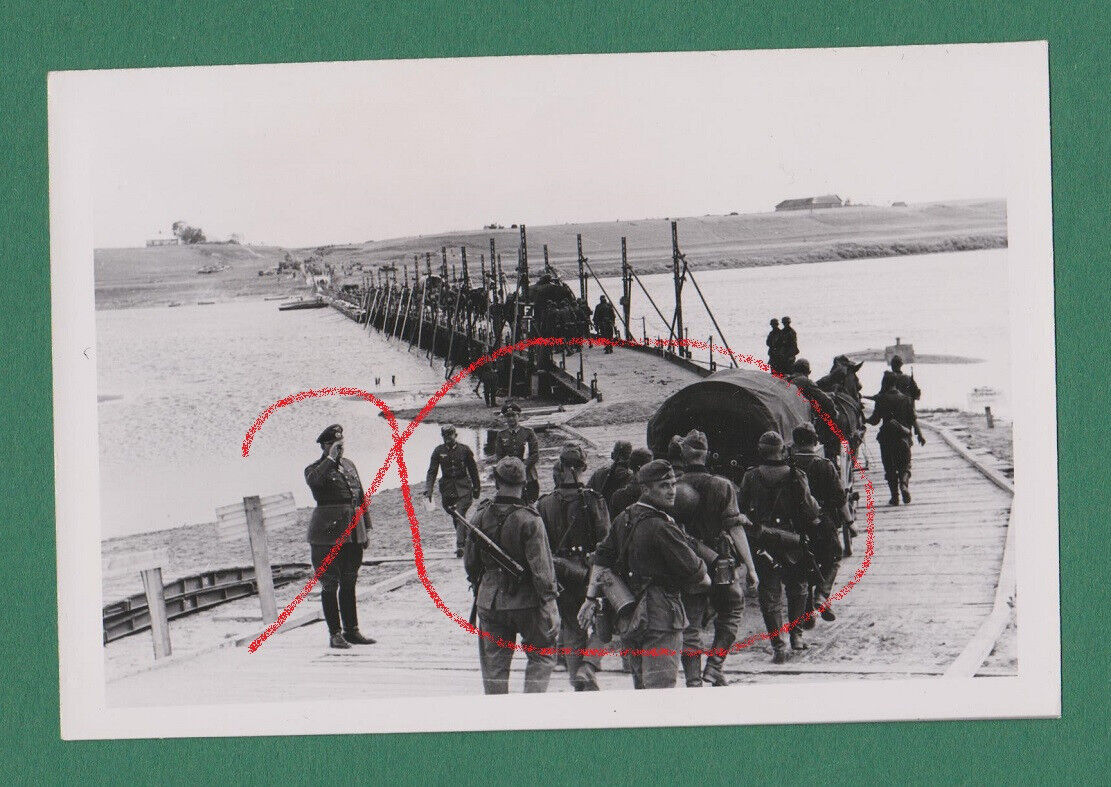 Foto Soldaten Infanterie MP Flussübergang Brücke Russland Ostfeldzug