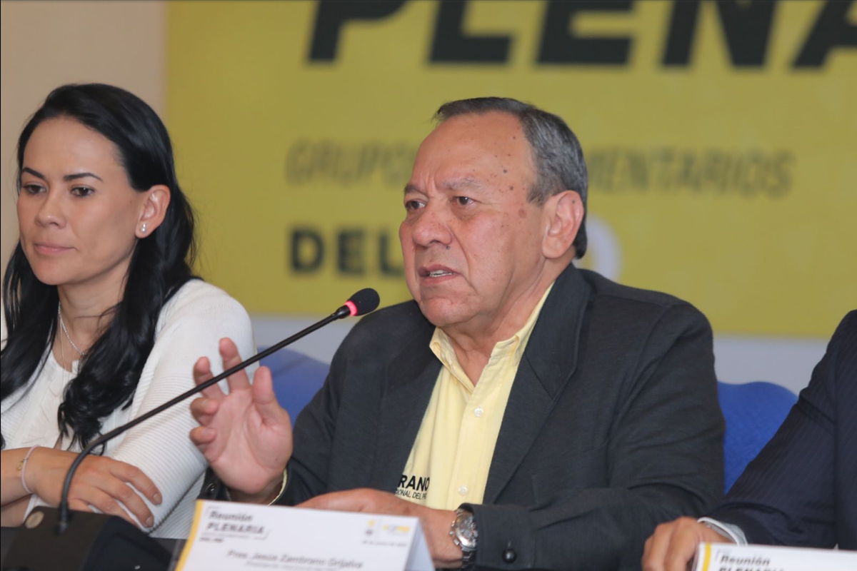 Arropan perredistas a Alejandra del Moral en el Edomex