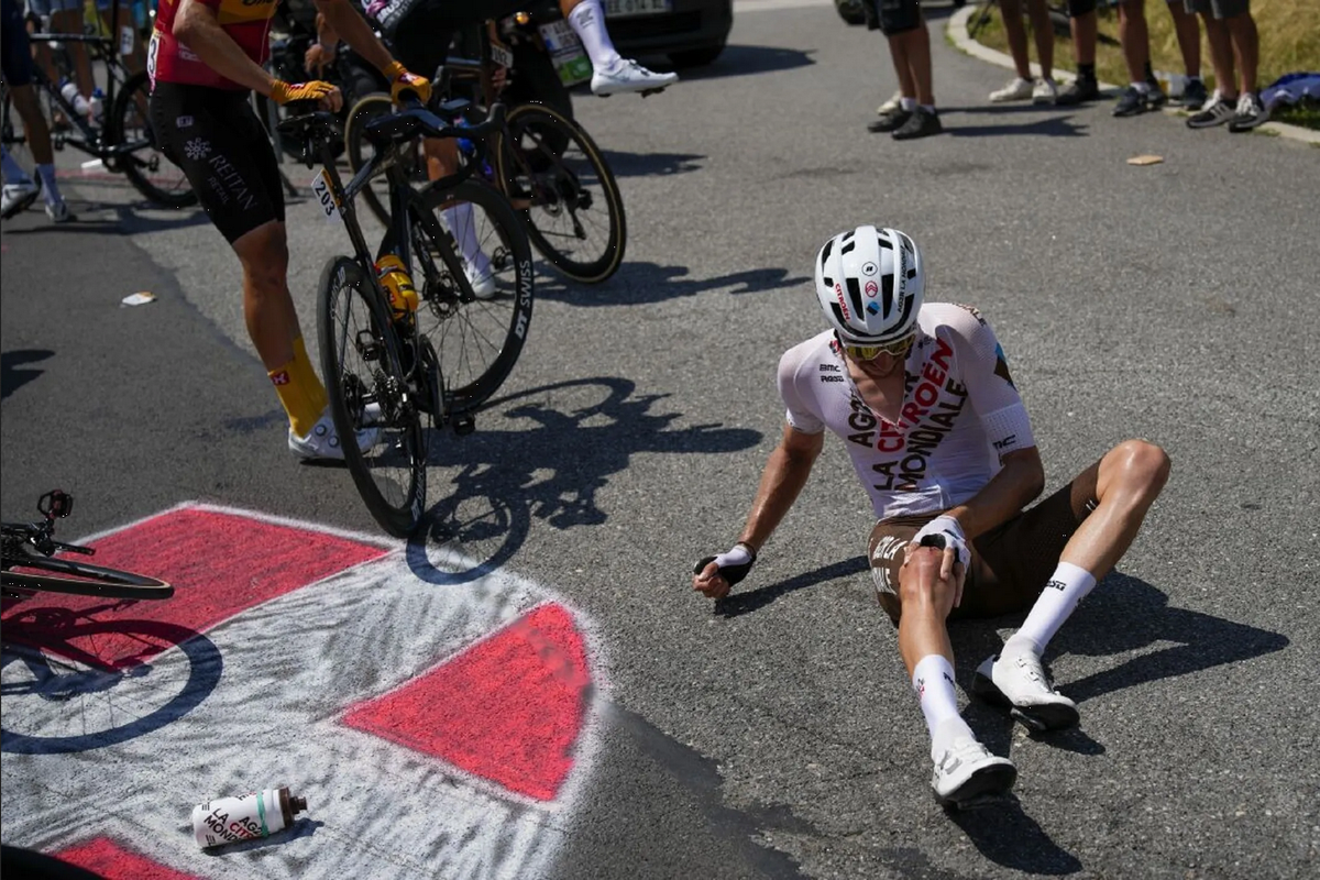 Selfi en Tour de Francia provocó terrible choque masivo: video lo prueba