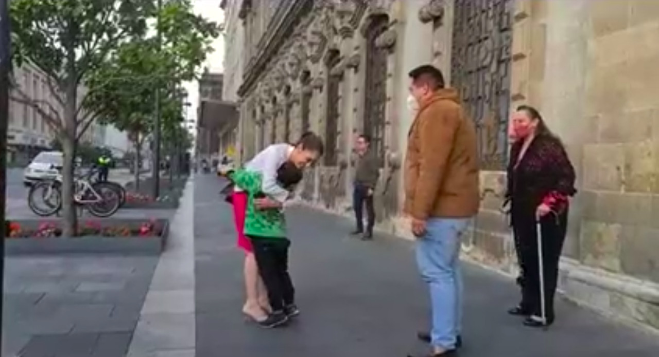 Claudia Sheinbaum cumple años y capitalinos le festejan con mariachis y flores