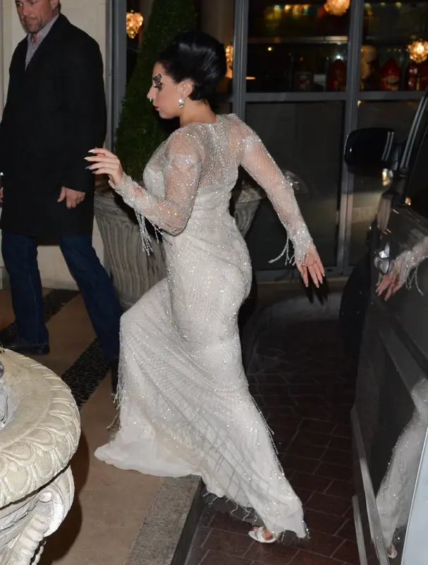 10-24-14-Arriving-at-a-Restaurant-in-Lon