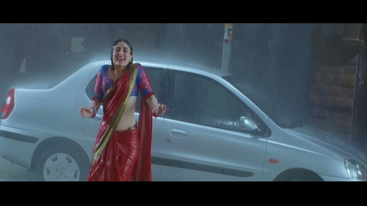 [Image: Kareena-Kapoor-Khan-Hot-Song-From-Chamel...-13-46.jpg]