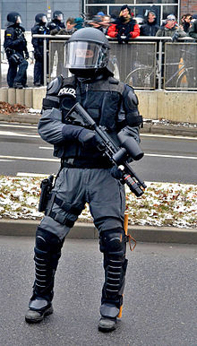 Polizist-Pepperball.jpg