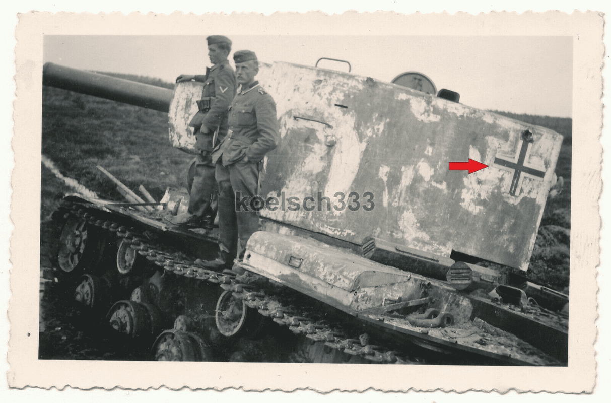 Foto Novaya Maluska russischer KW II Panzer mit Wehrmacht Beute Balkenkreuz  (1)