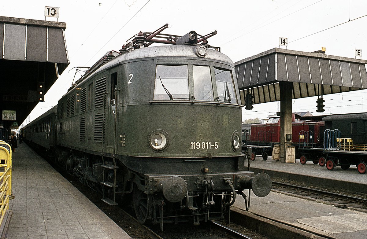 DRG Class E 19 119-011-avec-D-Zug-N-rnberg