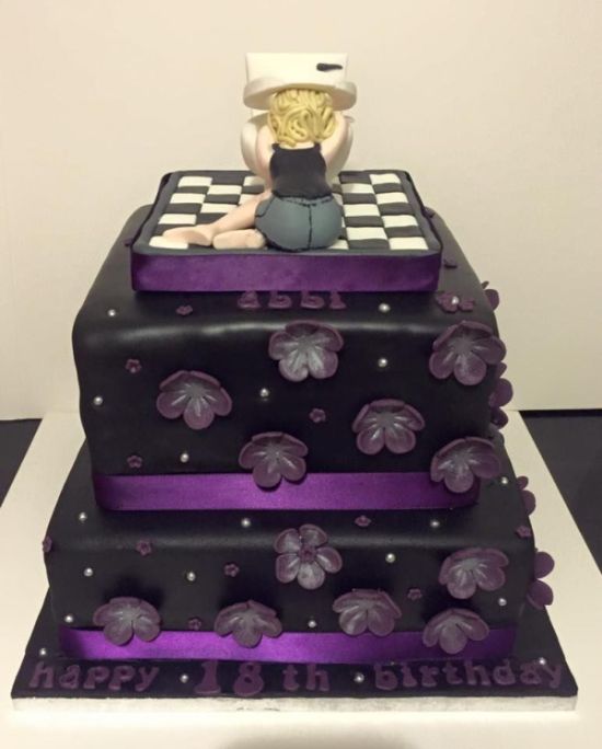 Мама решила пошутить и сделала креативный торт для дочери