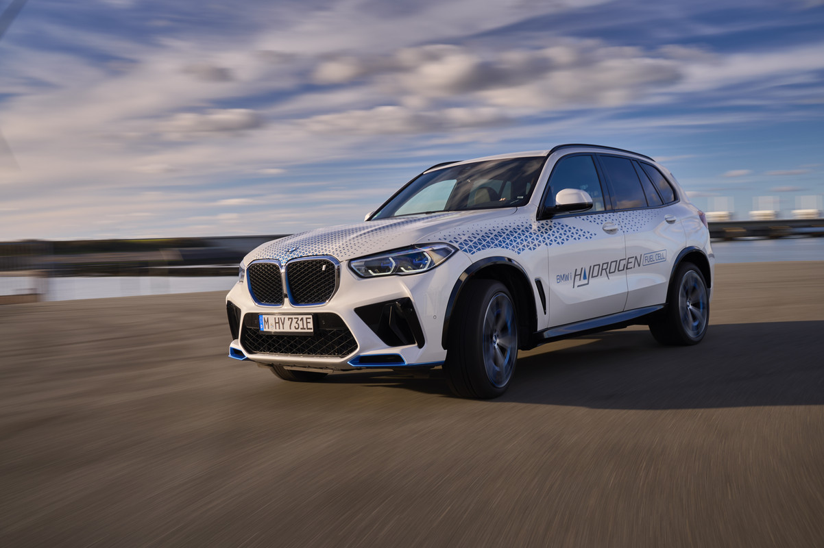 P90494341_highRes_bmw-ix5-hydrogen-on-