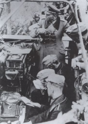 Guderian en su vehículo de mando, un SdKfz 251 6 durante la campaña de Francia. Mayo-junio de 1940