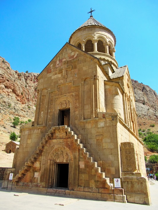 Армения - страна храмов, гор, камней и...