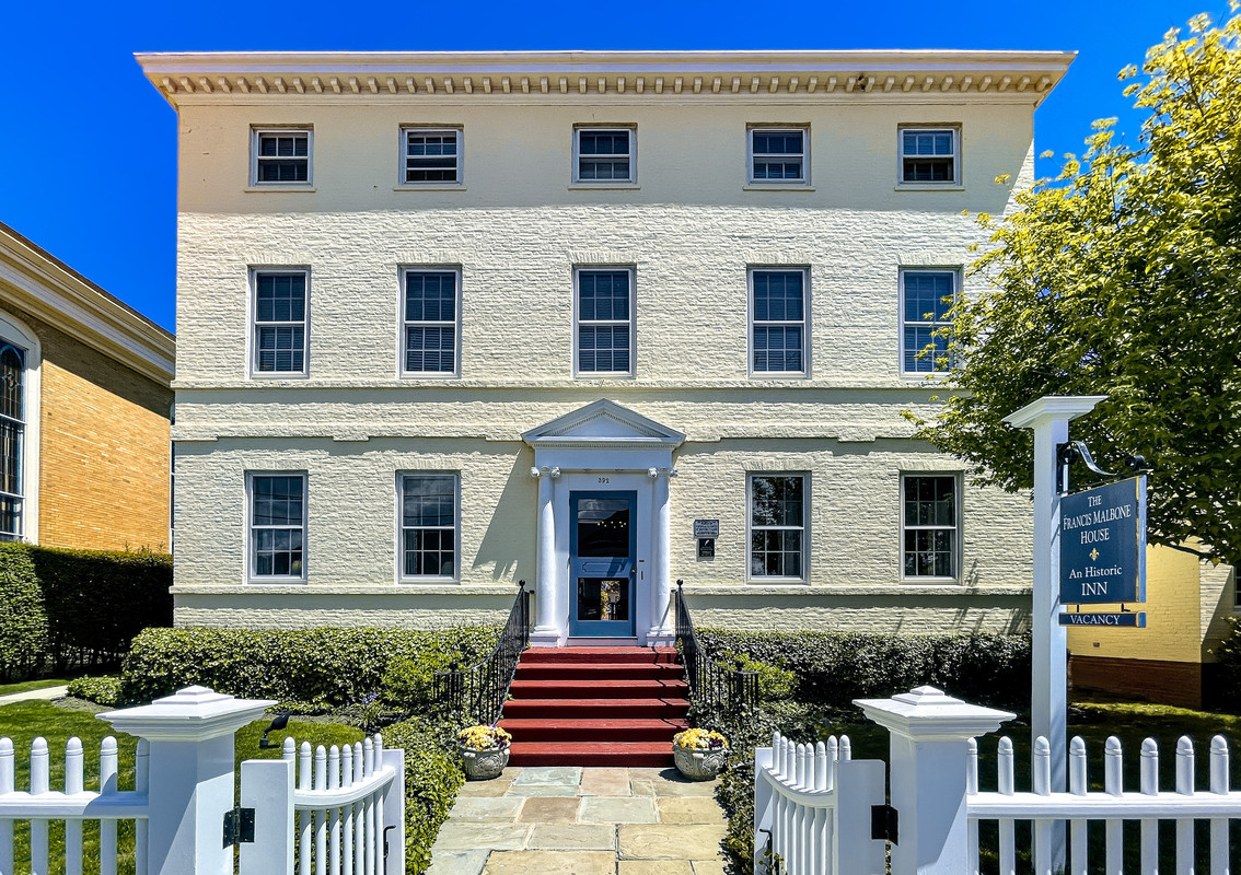 Francis_Malbone_House,_Thames_Street,_Newport_Rhode_Island