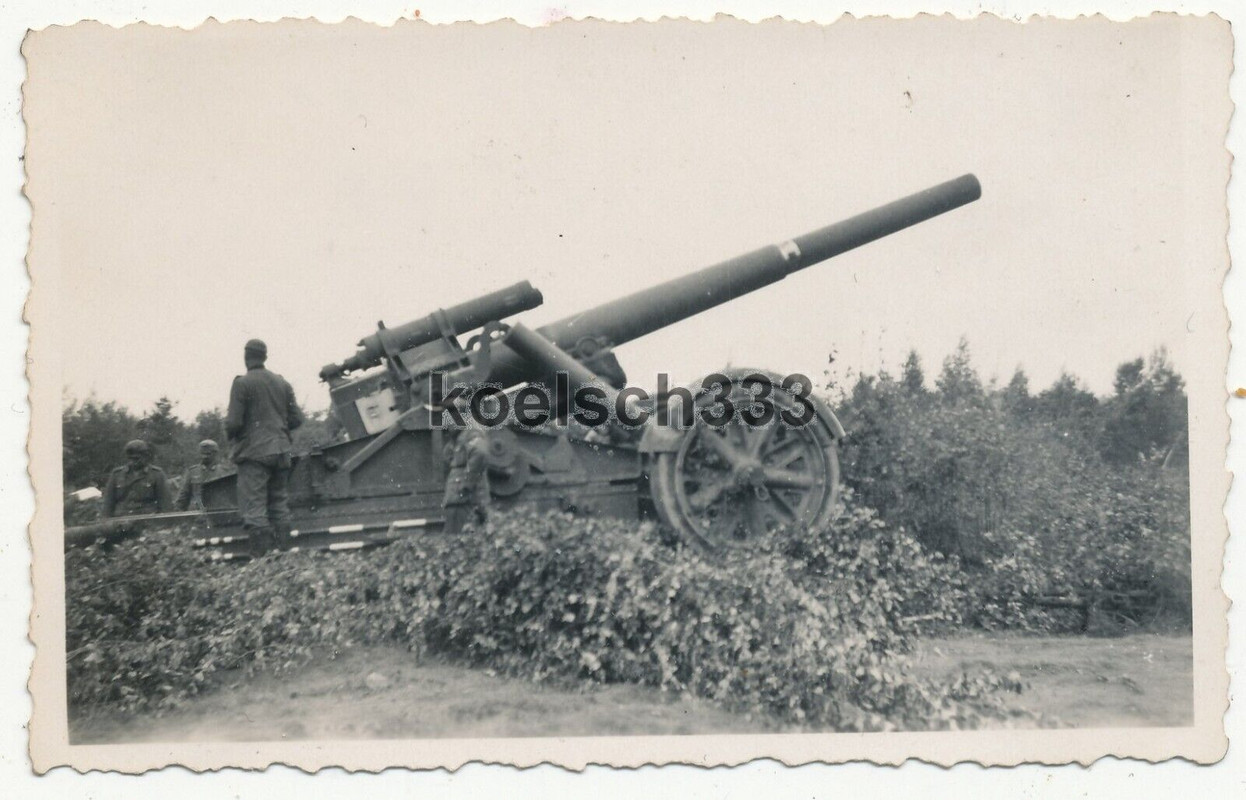 Foto Kanoniere am 21cm Mörser in Feuerstellung an der Ostfront ... Artillerie !