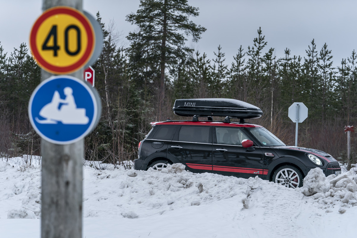 P90410904_highRes_mini-john-cooper-wor
