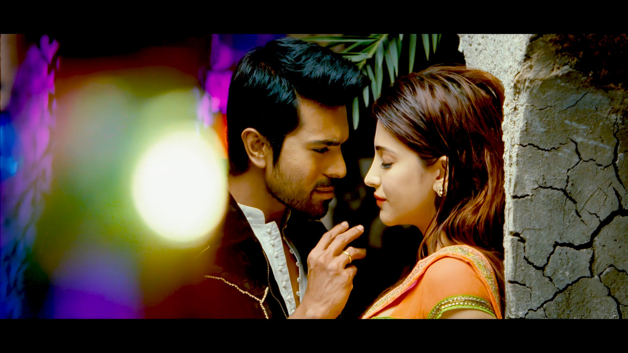 Shruti Haasan From Yevadu Hot Song 4K.mp4_snapshot_02.48.051