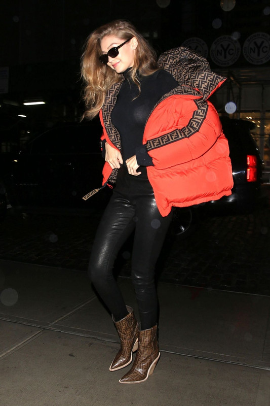 gigi-hadid-arrives-at-her-apartment-in-new-york-09-10-2018-4