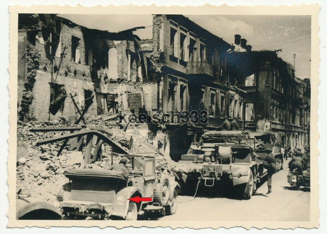 Foto Fahrzeuge einer Sturmgeschütz Pz. Einheit in den Ruinen von Minsk Belarus