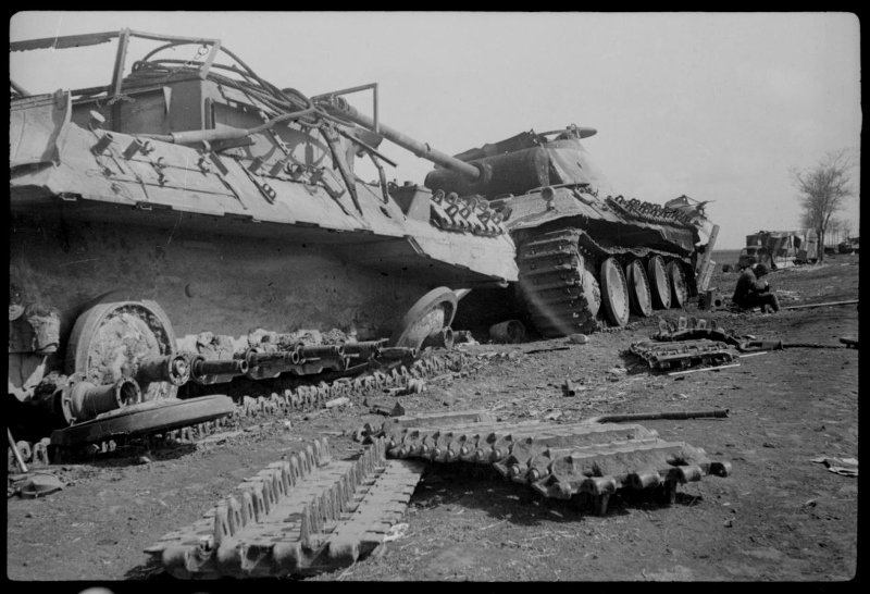 3-й Украинский фронт. Подбитые немецкие танки Т-IV в районе озера Балатон ближе к городу Секешвехерв