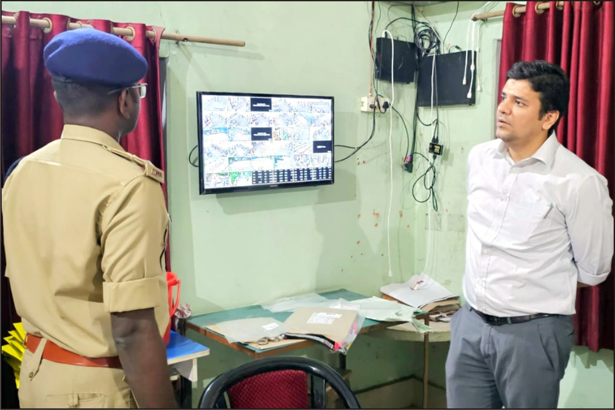 जिलाधिकारी एवं वरिष्ठ पुलिस अधीक्षक ने दूसरे दिन भी परीक्षा केंद्रों पर सीसी टीवी की क्रियाशीलता को कंट्रोल रूम में देखा 