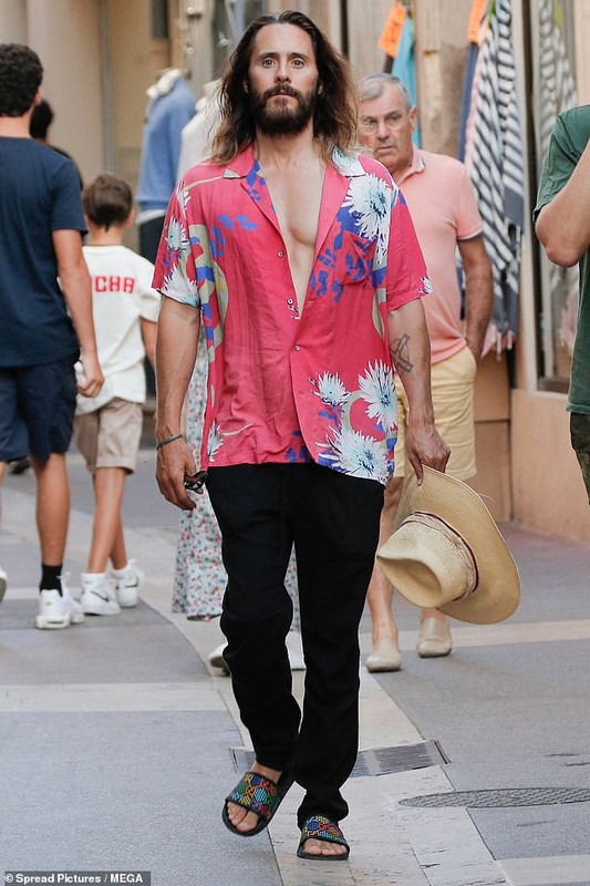 61612997-11135033-Afternoon-stroll-Jared-Leto-50-was-spotted-stepping-outside-to-t-a-65-166118392706.jpg