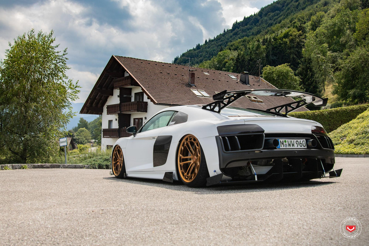 Audi R8 in Vossen Wheels (1)