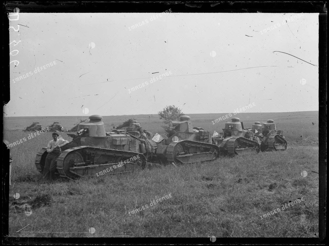 Près de Grisolles (Aisne). Chars d'assaut Renault au repos. [légende d'origine]