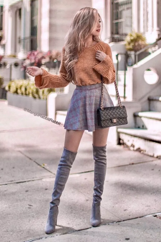 Devojka u kratkoj suknji i čizmama iznad kolena