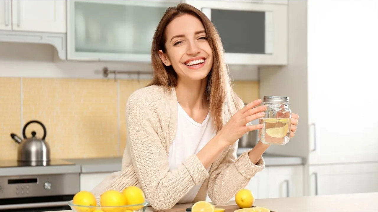 ¿Qué efecto tiene el limón en el estómago?
