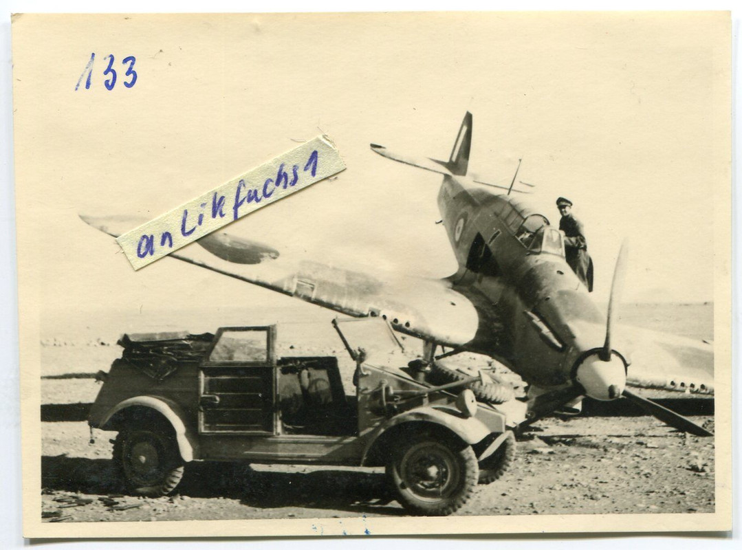 Spitfire Jagd-Flugzeug und VW-Kübel des Afrikako