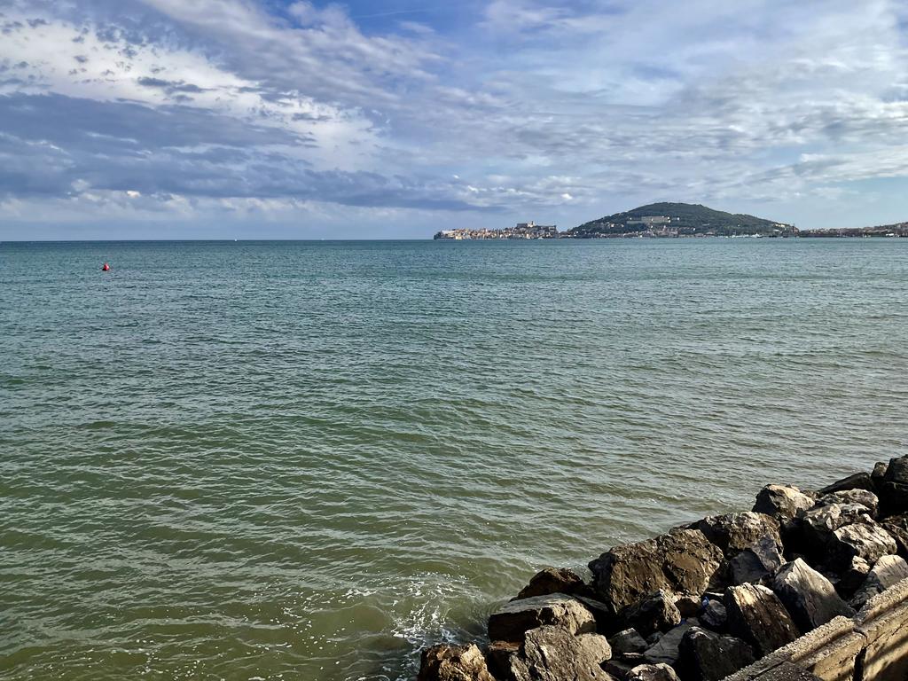 Жаркий сентябрь на побережье Тирренского моря.