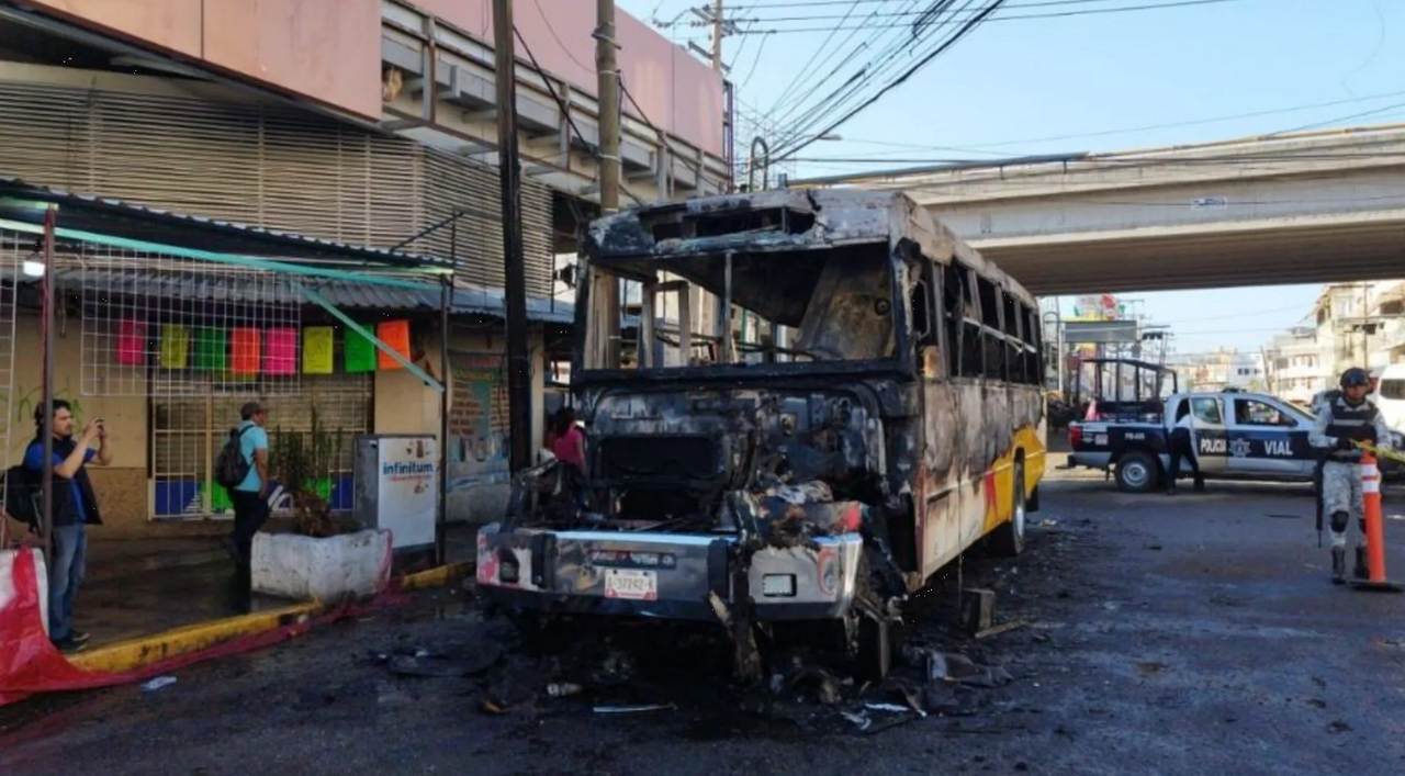 Hombres armados prenden fuego a un camión en Acapulco, Guerrero