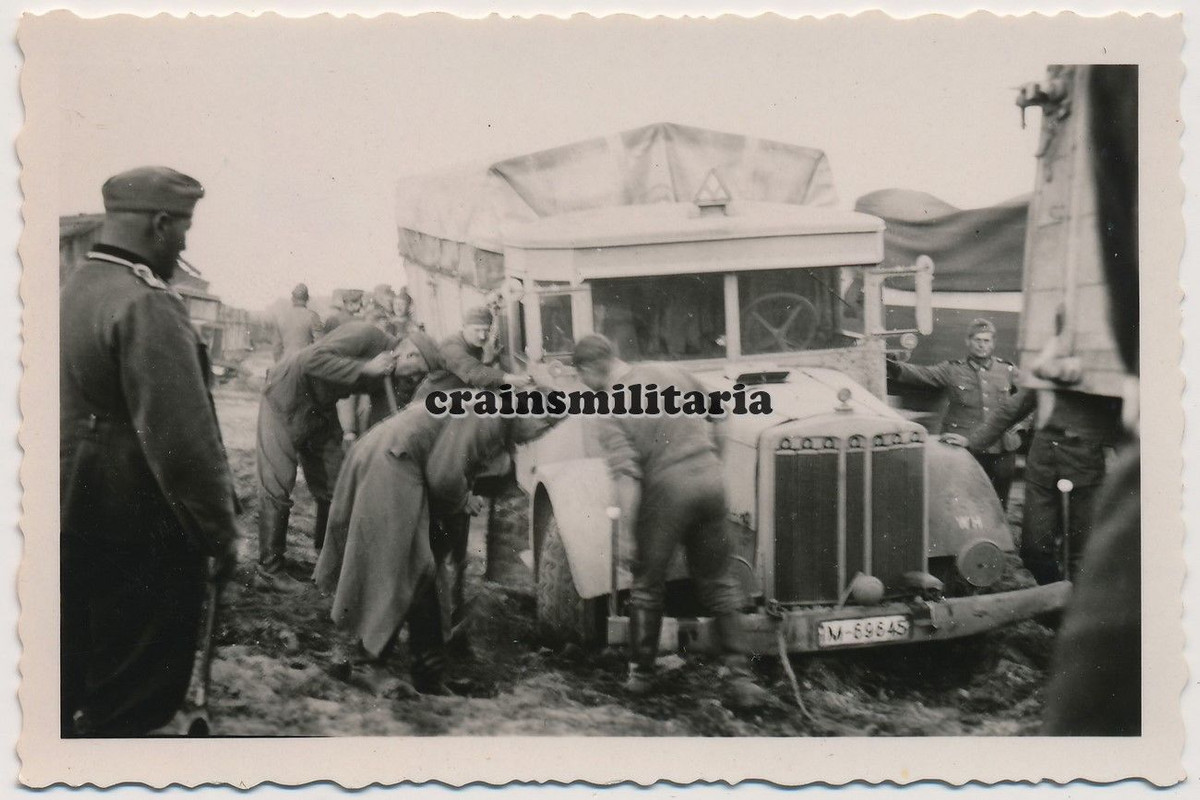 Orig. Foto Büssing-NAG 802 Lkw festgefahren im Schlamm in Russla